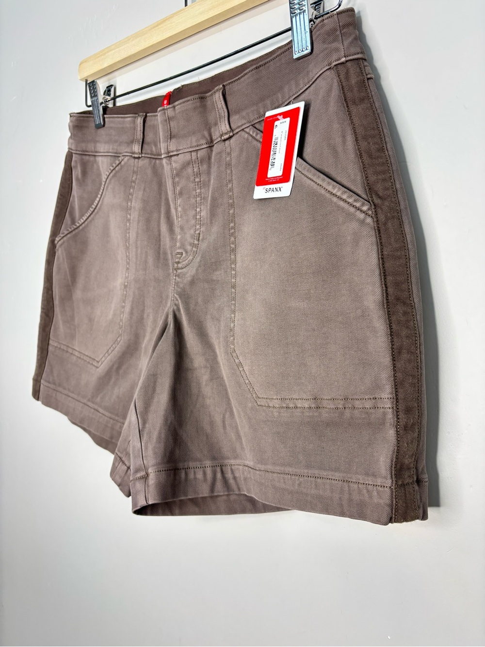 NWT SPANX 6” Stretch Twill Shorts Smoke Taupe Pull On Size Medium - Picture 3 of 10